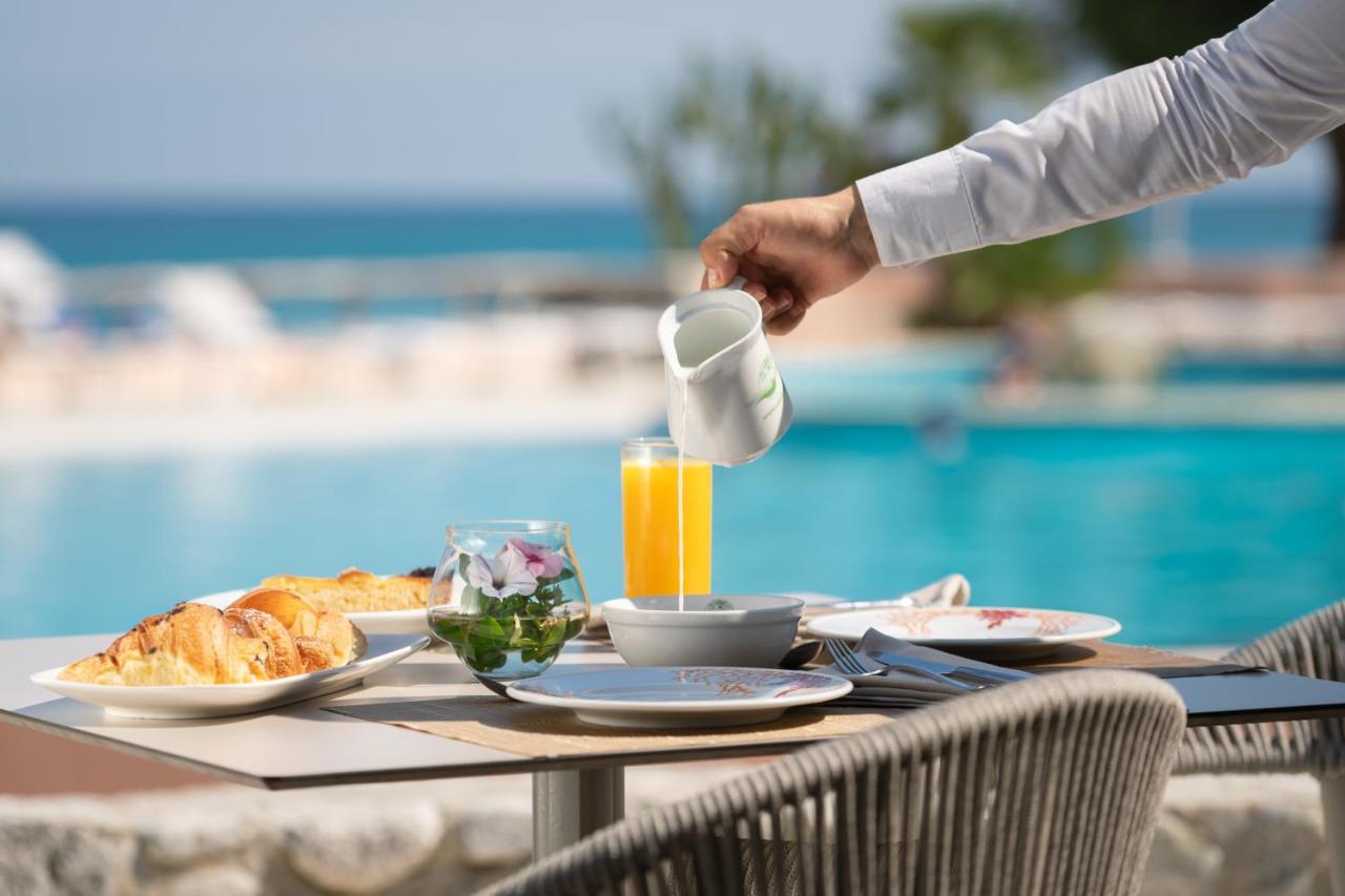 Hotel Villaggio Cala Di Volpe Capo Vaticano Esterno foto
