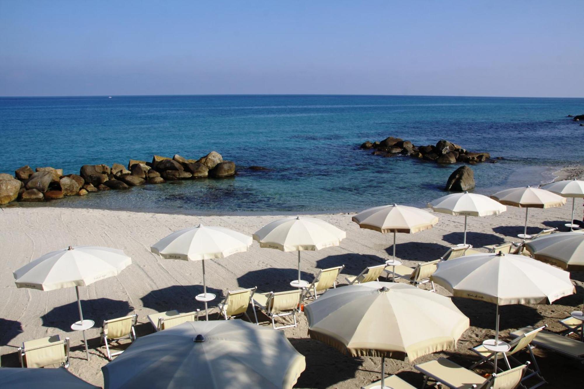 Hotel Villaggio Cala Di Volpe Capo Vaticano Esterno foto