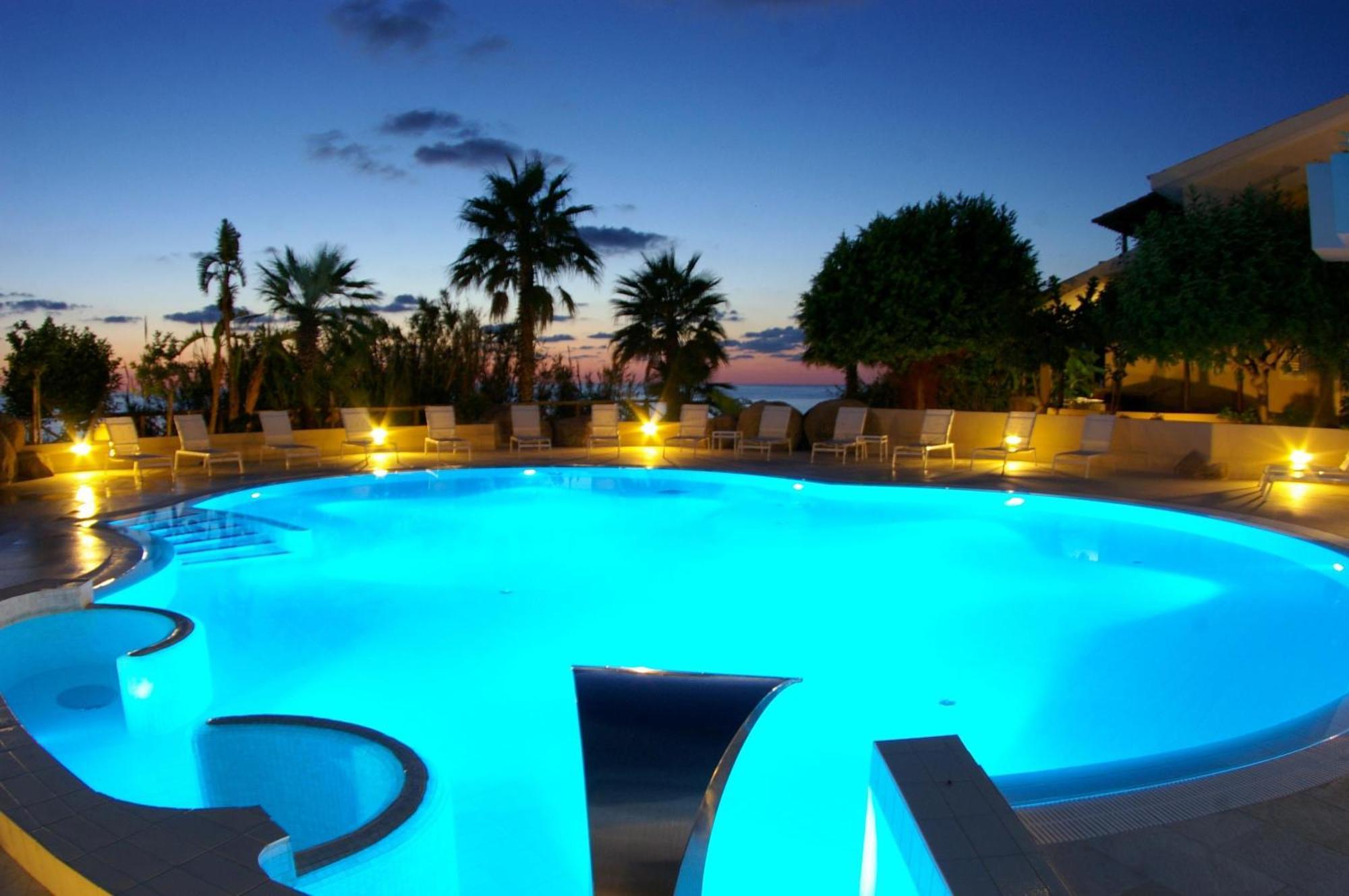 Hotel Villaggio Cala Di Volpe Capo Vaticano Esterno foto