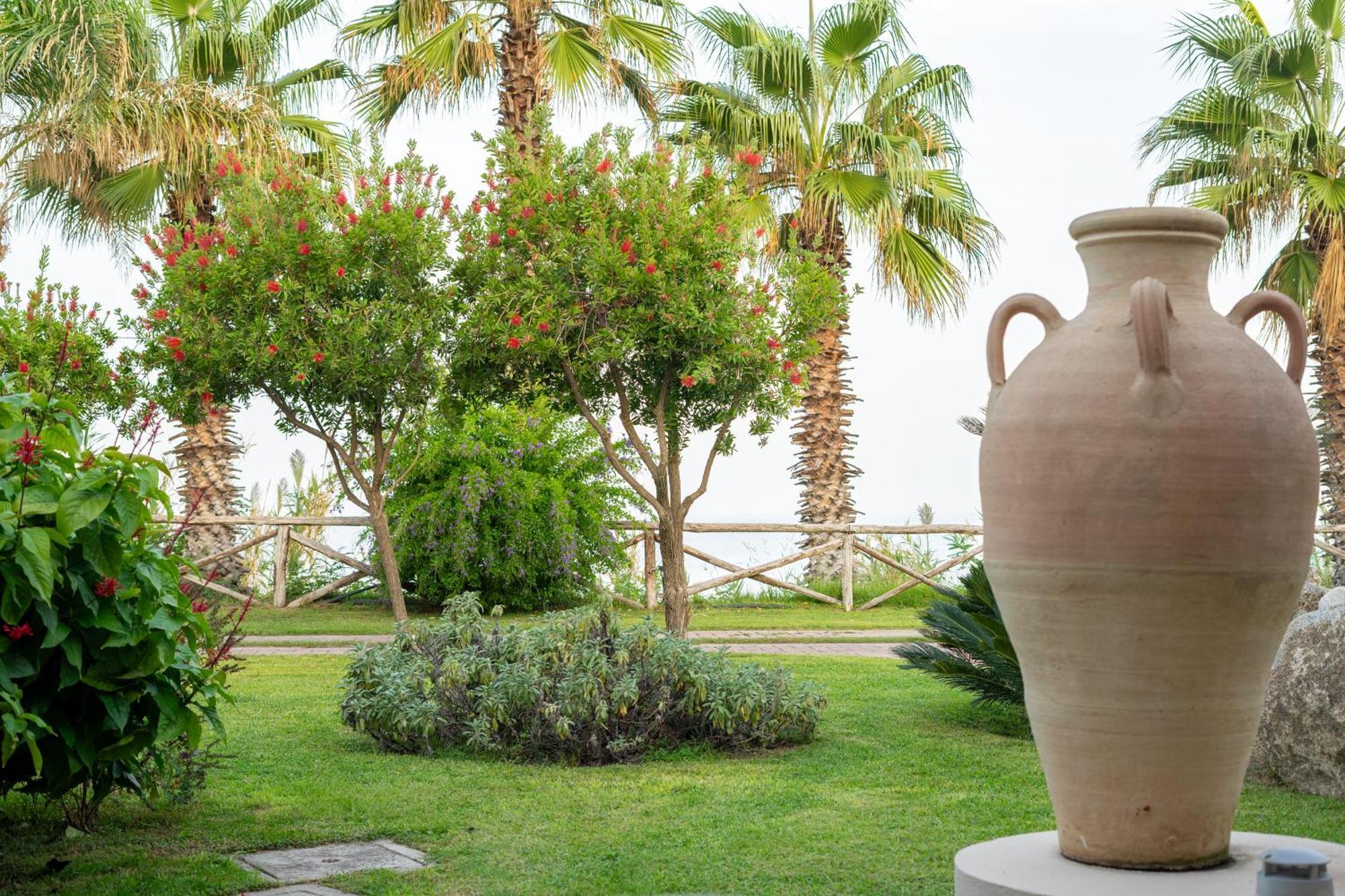 Hotel Villaggio Cala Di Volpe Capo Vaticano Esterno foto
