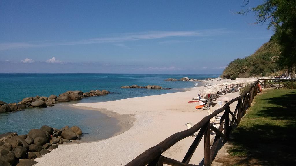 Hotel Villaggio Cala Di Volpe Capo Vaticano Esterno foto