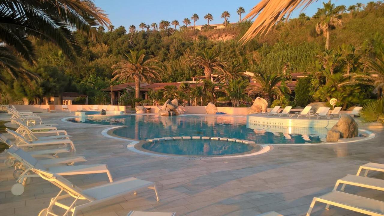 Hotel Villaggio Cala Di Volpe Capo Vaticano Esterno foto