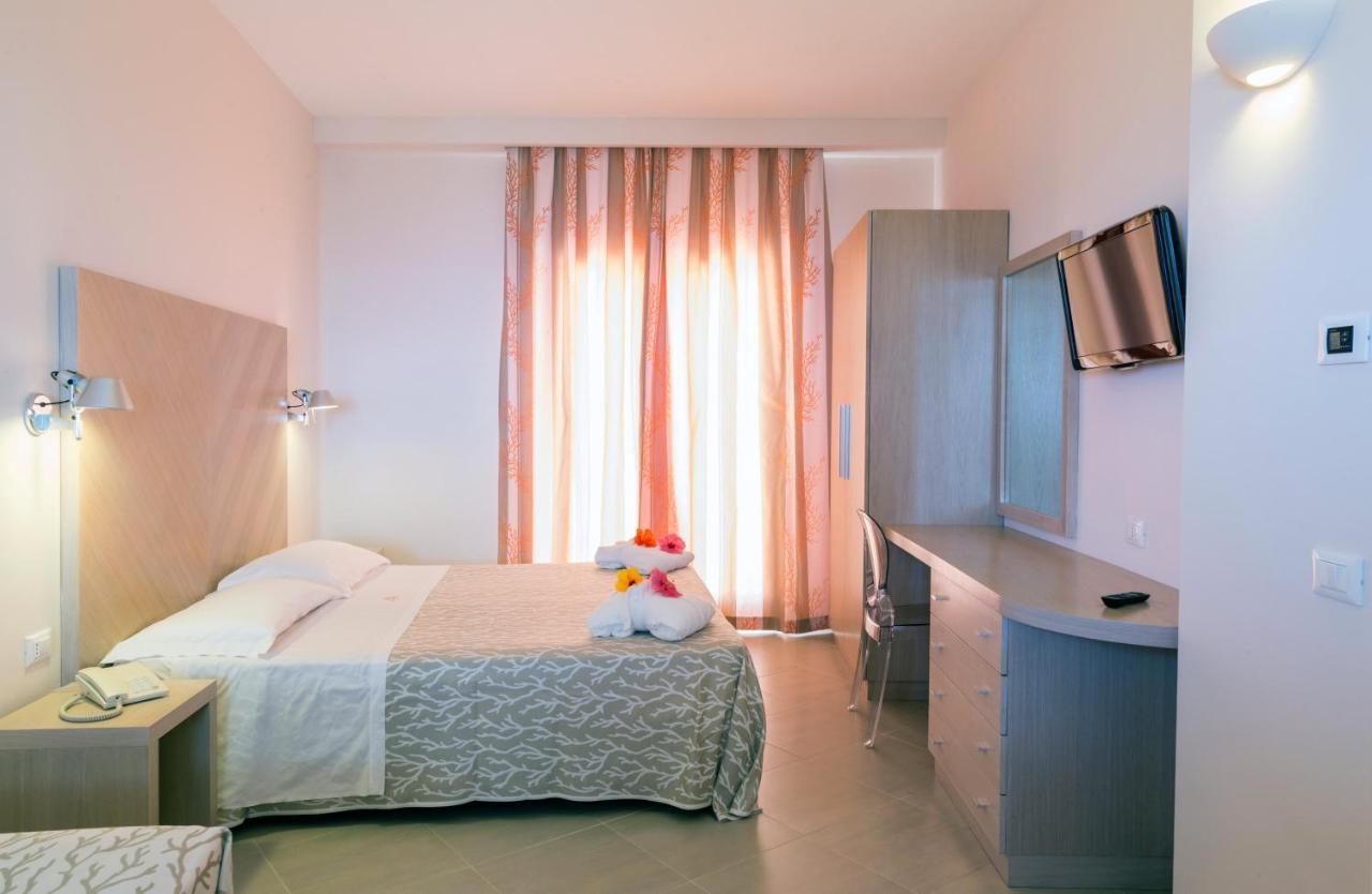 Hotel Villaggio Cala Di Volpe Capo Vaticano Esterno foto