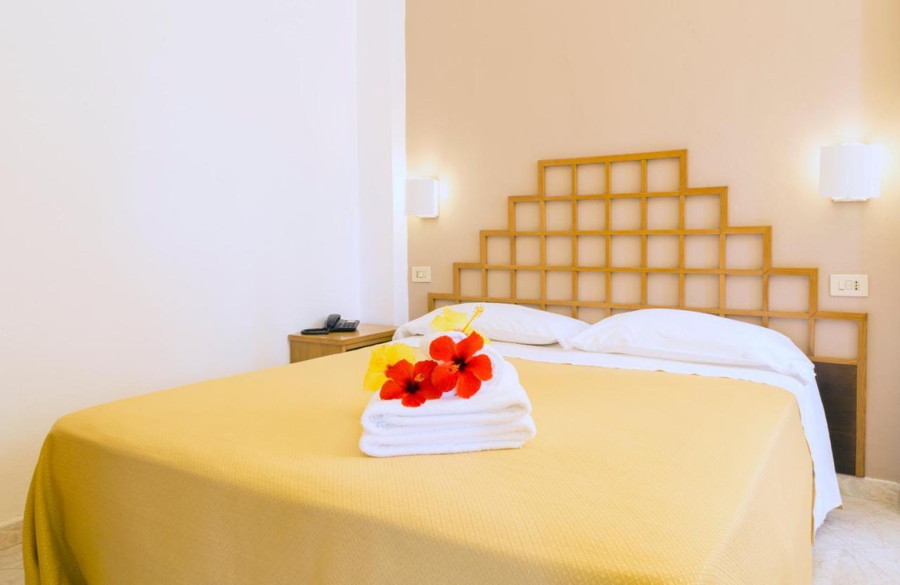 Hotel Villaggio Cala Di Volpe Capo Vaticano Esterno foto